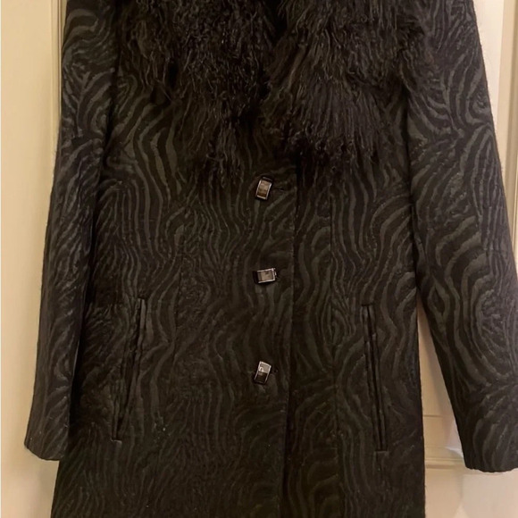 Black Textured Trench Coat with Tailored Fit - Picture 7 of 8